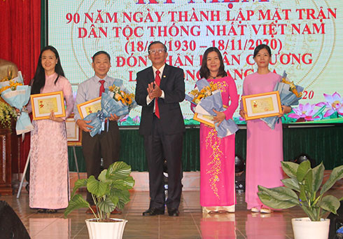 Ông Trần Ngọc Thanh - Chủ tịch UBMTTQ Việt Nam tỉnh, Trưởng ban Dân vận Tỉnh ủy trao Kỷ niệm chương cho các cá nhân