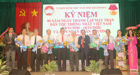 Nguyên lãnh đạo UBMTTQ Việt Nam qua các thời kỳ nhận hoa của UBMTTQ Việt Nam tỉnh Khánh Hòa
