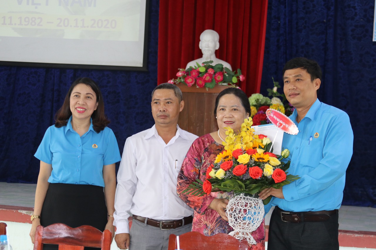 Đại diện Liên đoàn Lao động tỉnh tặng hoa chúc mừng tại Trường THPT Hoàng Hoa Thám .