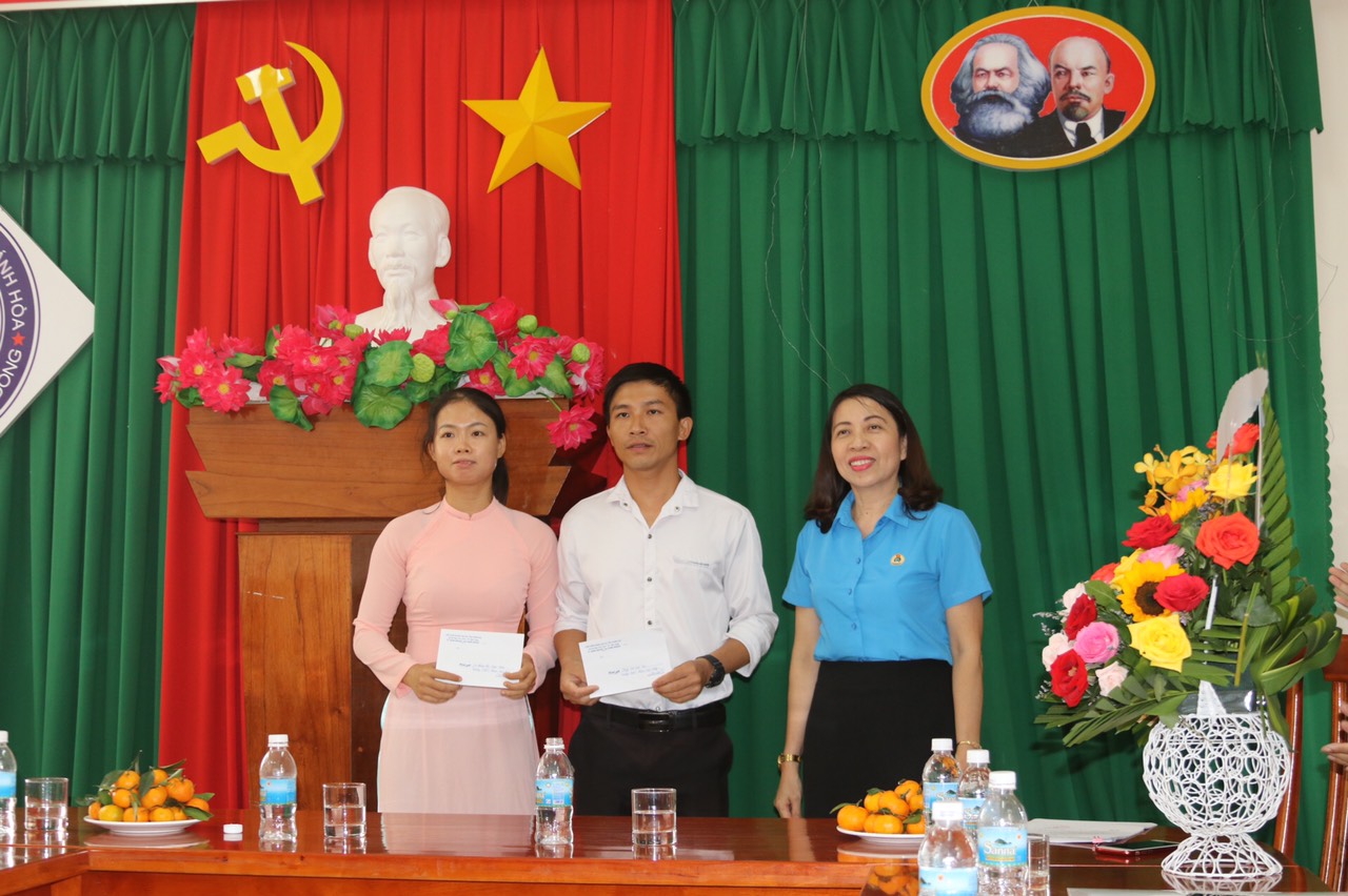 Đại diện Công đoàn ngành Giáo dục và Đào tạo trao hỗ trợ tại Trường THPT Phạm Văn Đồng.