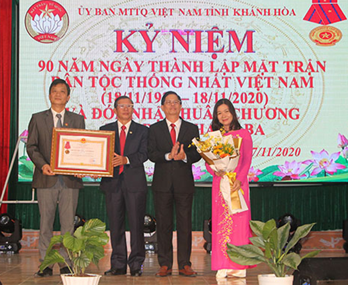 Thửa ủy quyền của Chủ tịch nước, ông Nguyễn Tấn Tuân trao Huân chương Lao động hạng Ba cho UBMTTQ Việt Nam tỉnh