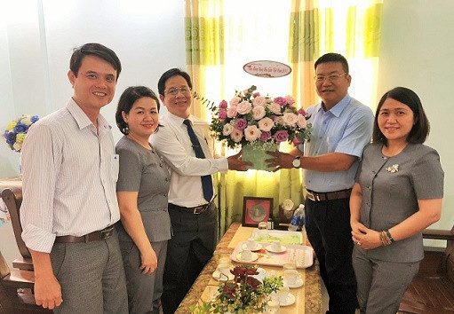Ông Hồ Văn Mừng tặng hoa chúc mừng Sở Giáo dục và Đào tạo Khánh Hòa. 