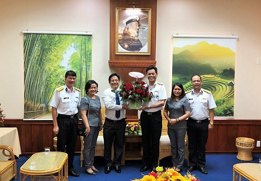 Ông Hồ Văn Mừng tặng hoa cho Học viện Hải Quân. 