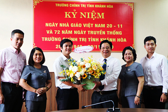 Ông Hồ Văn Mừng tặng hoa cho Trường Chính trị tỉnh. 
