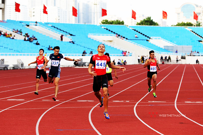 Vận động viên Trần Nhật Hoàng (số đeo 445) đoạt huy chương vàng cự ly  sở trường 400m tại giải vô địch điền kinh quốc gia năm nay. Nguồn: Webthethao. vn