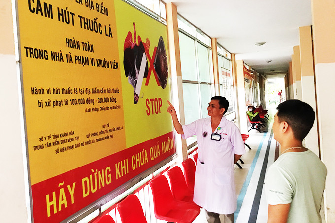 Bác sĩ Bệnh viện Đa khoa khu vực Ninh Hòa hướng dẫn phòng, chống  thuốc lá cho người dân.