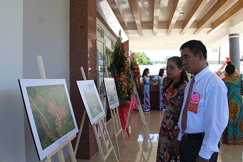 Đại biểu tham quan triển lãm ảnh Nét đẹp Khánh Sơn tại lễ kỷ niệm