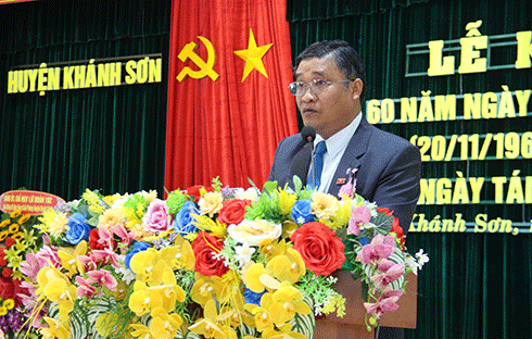 Ông Mấu Thái Cư - Bí thư Huyện ủy Khánh Sơn trình bày diễn văn kỷ niệm 60 năm ngày giải phóng và 35 năm tái lập huyện Khánh Sơn
