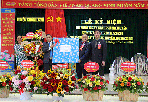 Ông Lê Hữu Hoàng - Phó Chủ tịch UBND tỉnh tặng hoa và quà lưu liệm của tỉnh cho tập thể huyện Khánh Sơn
