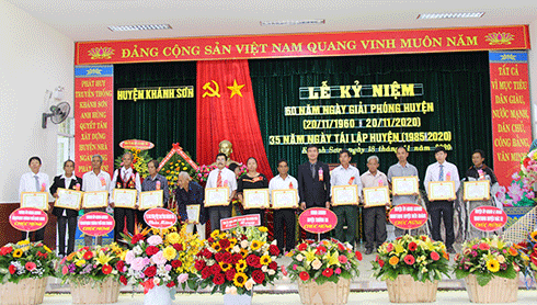 Lãnh đạo huyện Khánh Sơn tặng giấy khen cho các tập thể, cá nhân có thành tích tiêu biểu