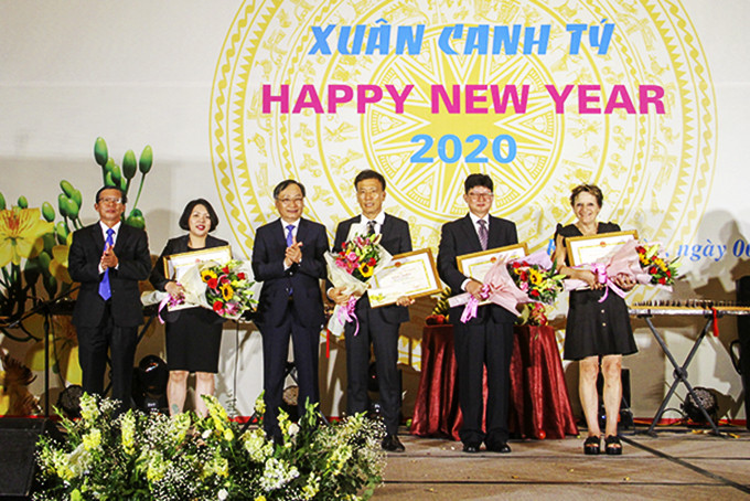 Khanh Hoa’s leadership present certificates of merit to representatives of foreign organizations and individuals who have made many contributions to the province