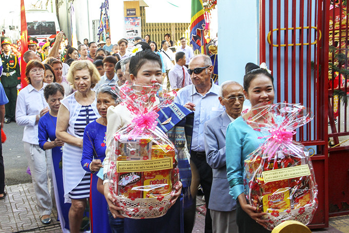 Foreigners living in Khanh Hoa take part in Hung Kings’ Death Anniversary