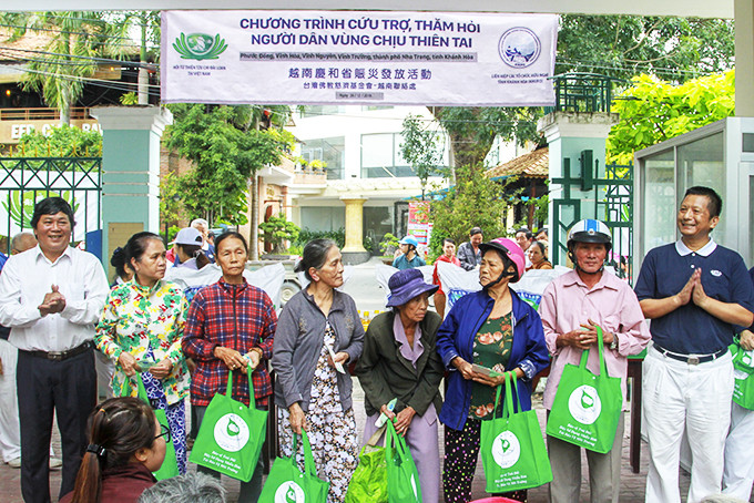 Taiwan’s Tzu Chi Charity Association in Vietnam offers gifts to poor people Nha Trang City