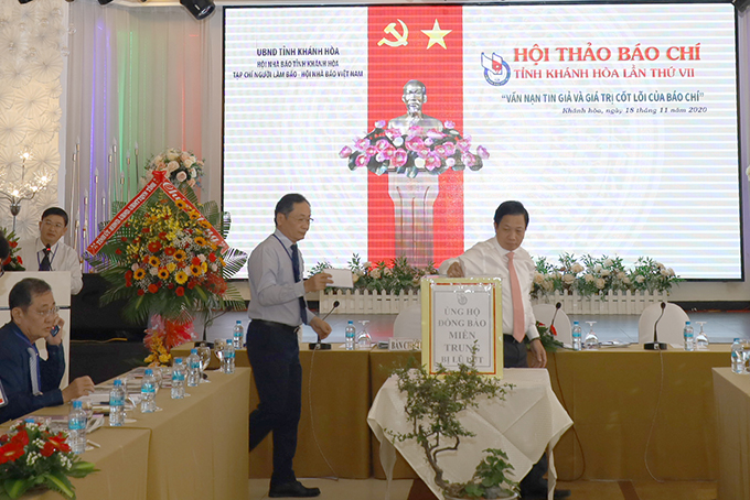 Các đại biểu tham dự hội thảo quyên góp ủng hộ đồng bào miền Trung.