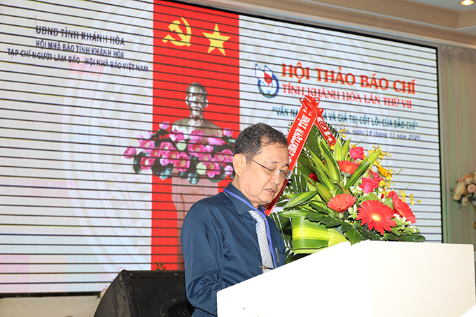 Nhà báo Nguyễn Bé phát biểu tại hội thảo