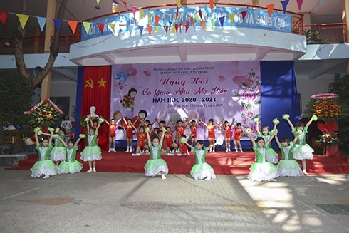 Trường Mầm non Lý Tự Trọng tổ chức Ngày hội cô giáo như mẹ hiền