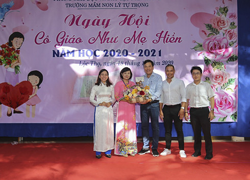 Ban đại diện Hội cha mẹ học sinh tặng hoa tri cân Ban giám hiệu, cô giáo trường.