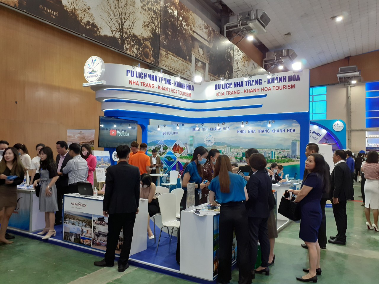 Khách hàng tìm hiểu sản phẩm du lịch Khánh Hòa tại VITM Hà Nội 2020