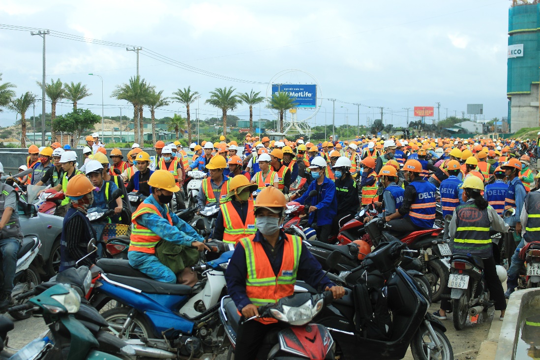 Hàng nghìn công nhân khẩn trương vào ca sáng tại các dự án tại Bãi Dài