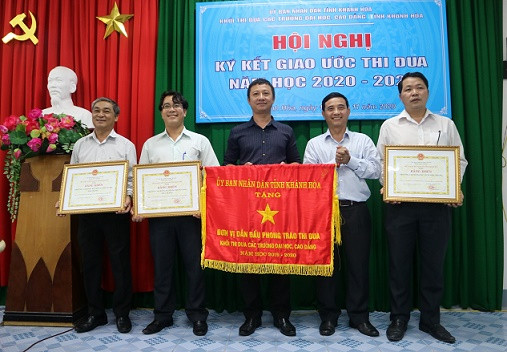 Đại diện các trường nhận cờ thi đua và bằng khen của UBND tỉnh.  