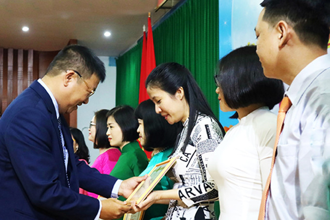 Ông Võ Hoàn Hải - Giám đốc Sở Giáo dục và Đào tạo trao giấy chứng nhận  cho các giáo viên xuất sắc. 