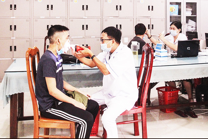 Thanh niên khám sức khỏe nghĩa vụ quân sự tại Ban Chỉ huy Quân sự TP. Nha Trang.