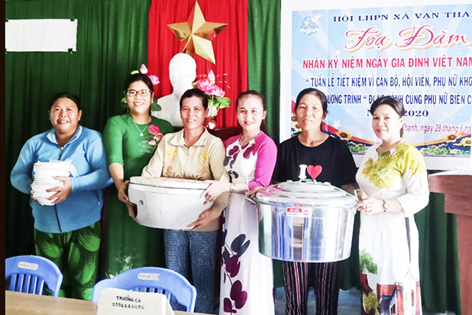 Phụ nữ xã đảo Vạn Thạnh nhận phương tiện sinh kế từ chương trình  “Đồng hành cùng phụ nữ biên cương”.