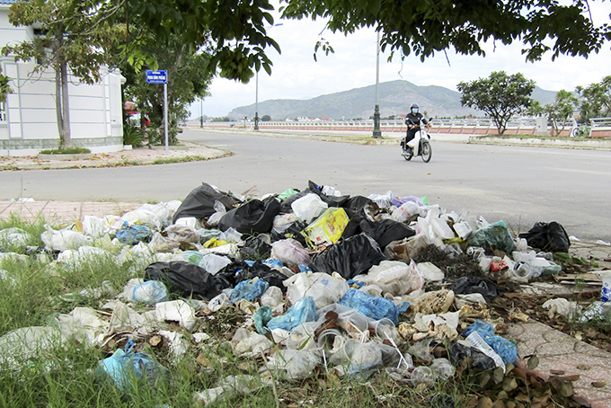 Cần đặt thùng thu gom rác