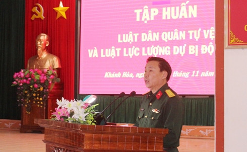 Đại tá Lê Công Chín phát biểu khai mạc hội nghị tập huấn.
