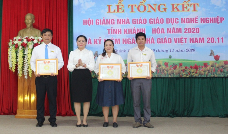 Khen thưởng những giáo viên huấn luyện thí sinh đạt kết quà kỳ thi kỹ năng nghề quốc gia.