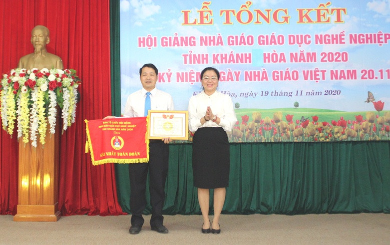 Trao giải nhất toàn đoàn cho Trường Cao đẳng Du lịch Nha Trang.