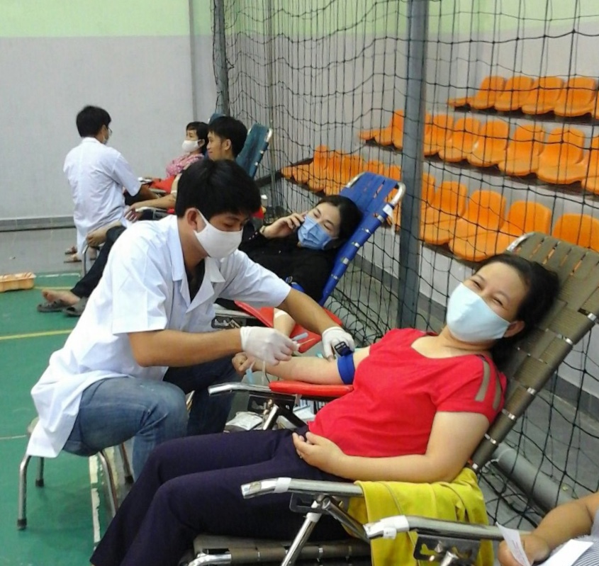 Người dân huyện Khánh Vĩnh tham gia hiến máu tình nguyện