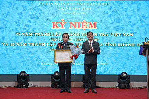 Ông Nguyễn Tấn Tuân trao Huân chương Lao động hạng Nhì cho ông Lê Hữu Trí.