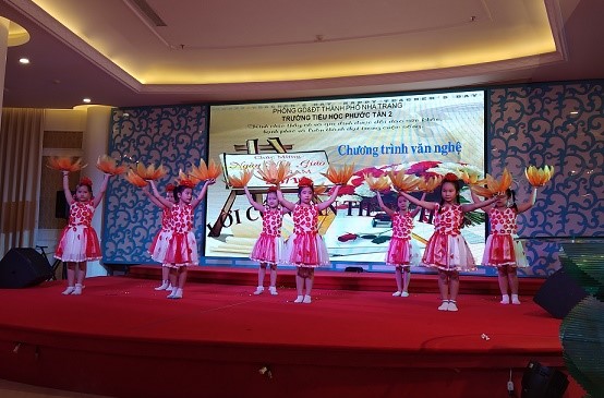 Trường Tiểu học Phước Tân 2 tổ chức chương trình văn nghệ "Lời cô ngàn tiếng hát"