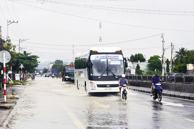 Quốc lộ 1 qua địa bàn TP. Cam Ranh thường xuyên bị ngập nước.
