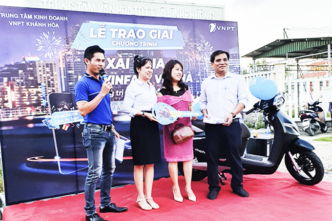 Lãnh đạo Trung tâm Kinh doanh VNPT - Khánh Hòa  trao thưởng cho khách hàng. 