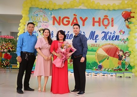 Đại diện cha mẹ học sinh nhà trường tặng hoa cho cô Bùi Thị Thu Hà - Hiệu trưởng nhà trường. 