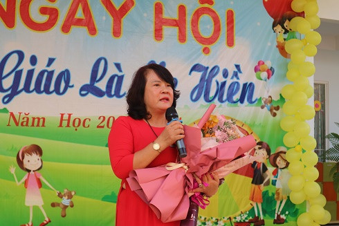 Cô Bùi Thị Thu Hà - Hiệu trưởng nhà trường phát biểu tại Ngày hội Cô giáo là mẹ hiền. 