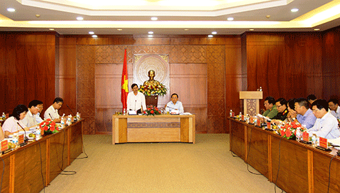  Chủ tịch UBND tỉnh Nguyễn Tấn Tuân phát biểu tại cuộc họp.