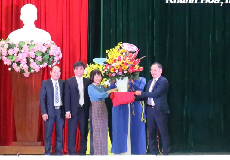 Ông Nguyễn Đắc Tài tặng hoa chúc mừng Trường Đại học Khánh Hòa. 