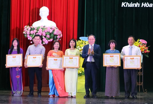 Ông Nguyễn Đắc Tài trao giấy khen của trường cho các cán bộ, giảng viên đạt danh hiệu chiến sĩ thi đua năm học 2019-2020. 