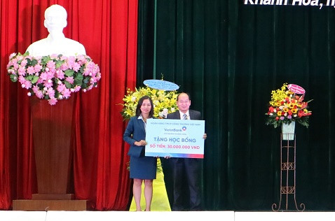 Ngân hàng ViettinBank chi nhánh Khánh Hòa trao tặng 30 triệu đồng cho quỹ học bổng của nhà trường. 