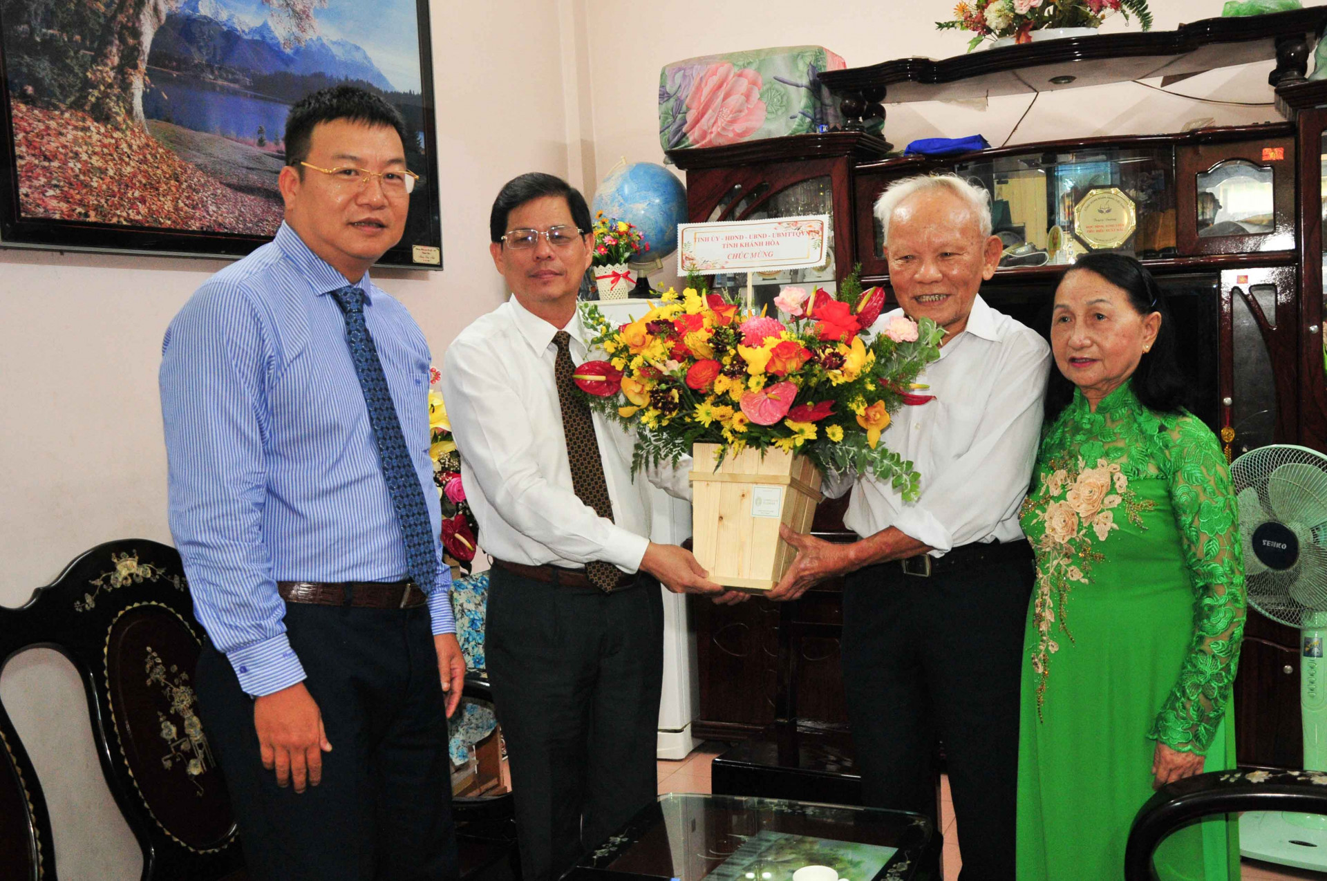 Đồng chí Nguyễn Tấn Tuân tặng hoa chúc mừng nhà giáo ưu tú Nguyễn Viết Cảnh