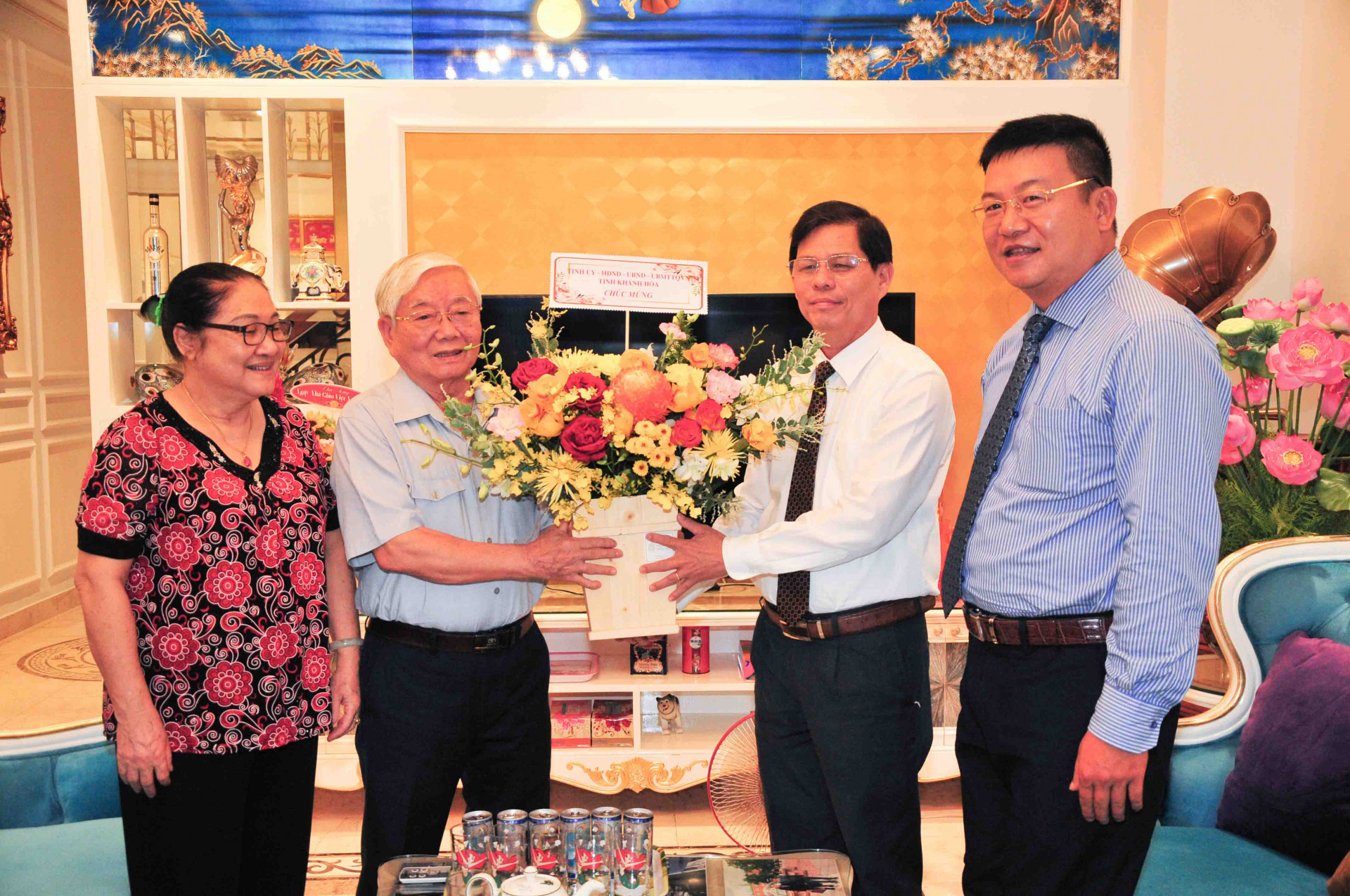 Lãnh đạo tỉnh cùng lãnh đạo Sở Giáo dục và Đào tạo tặng hoa chúc mừng ông Nguyễn Xuân Hải - Nguyên Phó Giám đốc Sở Giáo dục và Đào tạo 