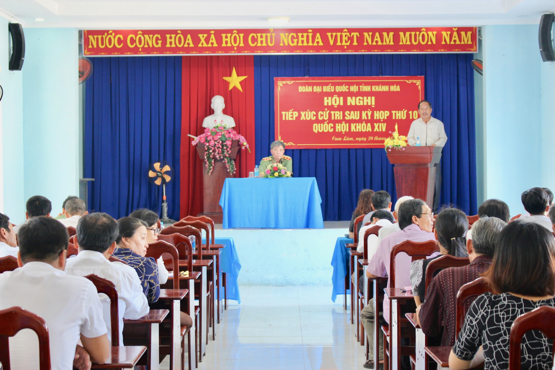 Quang cảnh buổi tiếp xúc cử tri tại huyện Cam Lâm.