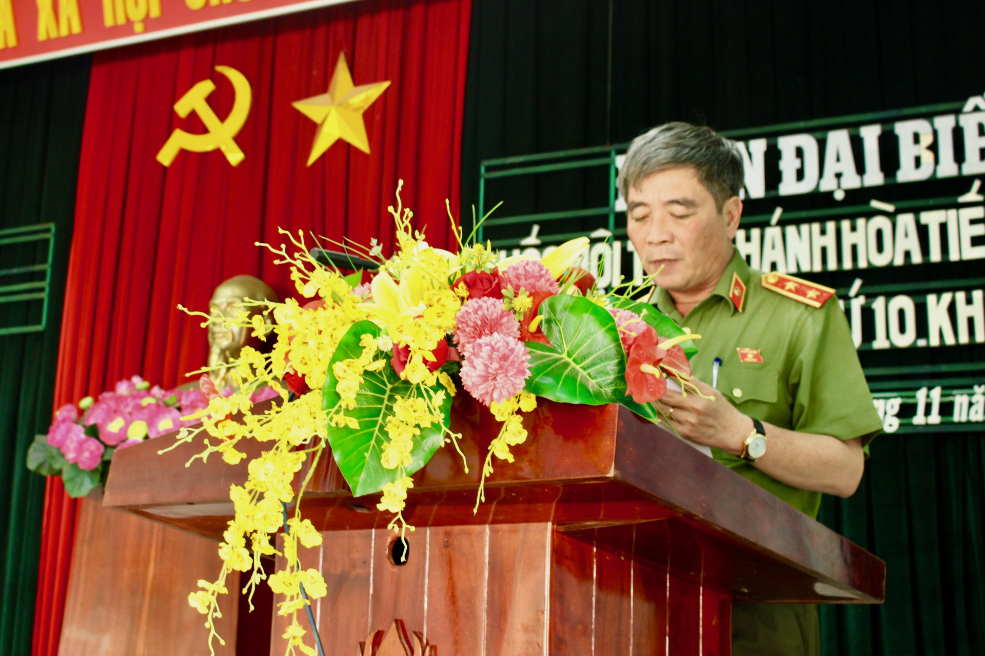 Đạii biểu Trần Ngọc Khánh thông báo đến cử tri huyện Diên Khánh kết quả kỳ họp thứ 10, Quốc hội khóa XIV