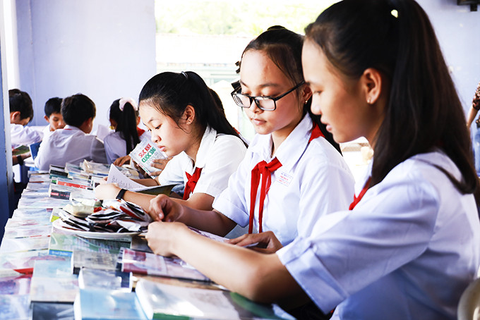 Các em học sinh đọc sách tại Nhà văn hóa tổ dân phố Hà Thanh 1.