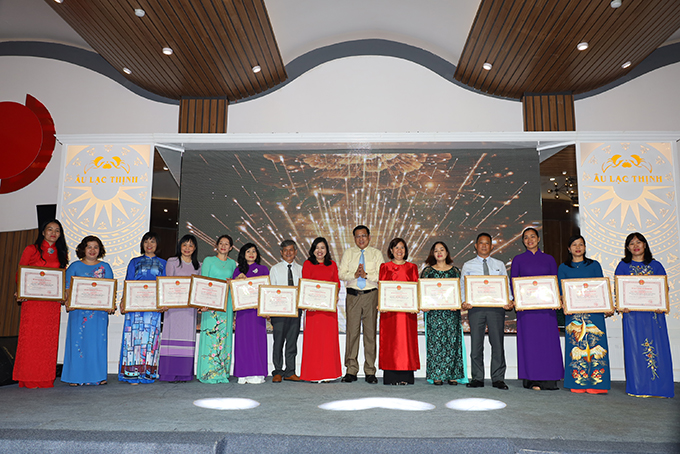 Đại diện các tập thể nhận bằng khen của UBND tỉnh Khánh Hòa.