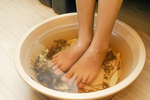 Ngâm chân với nước ấm thường xuyên sẽ làm giảm triệu chứng bệnh mãn tính (Ảnh minh họa)