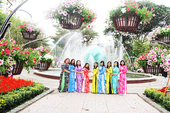 Người dân chụp ảnh lưu niệm tại Hội hoa xuân Nha Trang - Khánh Hòa năm 2020. Ảnh: B.K.H